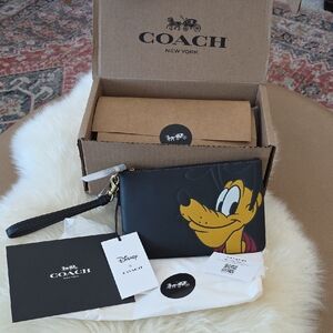 Adorable NWT Coach Disney X Pluto Essential Small Wristlet Wallet 🖤🐶❤️🎁